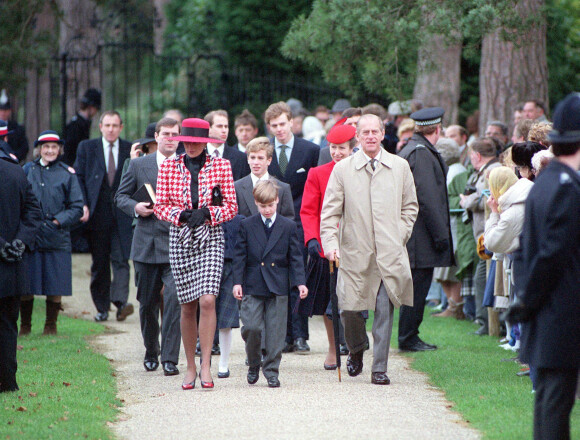 Le prince Philip, Diana et le prince William en 1990 au baptême de la princesse Eugenie. 