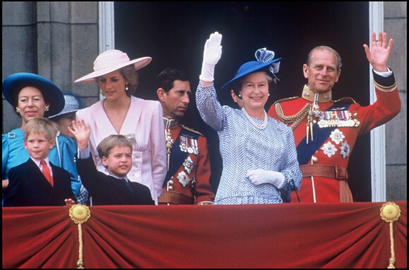 La princesse Margaret, le prince Harry, le prince William, Diana, le prince Charles, Elizabeth II et le prince Philip au balcon de Buckingham en 1989. 