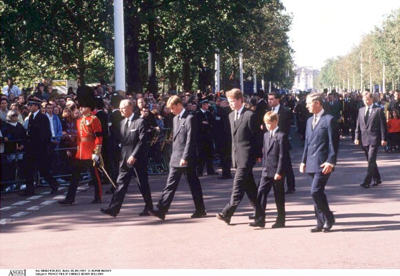 Le prince Philip, le prince William, Earl Spencer, le prince Harry et le prince Charles lors des funérailles de Diana en 1997. 
