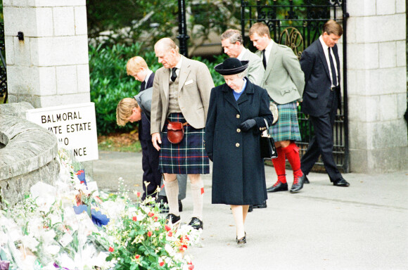 La reine Elisabeth II d'Angleterre et le prince Philip, duc d'Edimbourg, le prince Charles et ses fils le prince William et le prince Harry, devant l'entrée du château de Balmoral, où de nombreux hommages ont été rendues suite à la mort de la princesse Diana. Le 5 septembre 1997