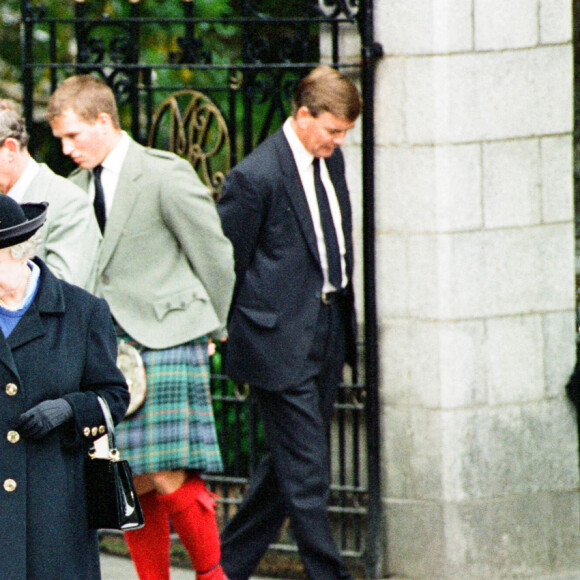 La reine Elisabeth II d'Angleterre et le prince Philip, duc d'Edimbourg, le prince Charles et ses fils le prince William et le prince Harry, devant l'entrée du château de Balmoral, où de nombreux hommages ont été rendues suite à la mort de la princesse Diana. Le 5 septembre 1997