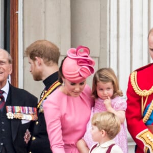 La reine Elisabeth II d'Angleterre, le prince Philip, duc d'Edimbourg, le prince Harry, Catherine Kate Middleton , duchesse de Cambridge, la princesse Charlotte, le prince George et le prince William, duc de Cambridge - La famille royale d'Angleterre assiste à la parade "Trooping the colour" à Londres le 17 juin 2017.