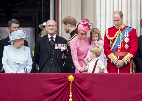 La reine Elisabeth II d'Angleterre, le prince Philip, duc d'Edimbourg, le prince Harry, Catherine Kate Middleton , duchesse de Cambridge, la princesse Charlotte, le prince George et le prince William, duc de Cambridge - La famille royale d'Angleterre assiste à la parade "Trooping the colour" à Londres le 17 juin 2017.