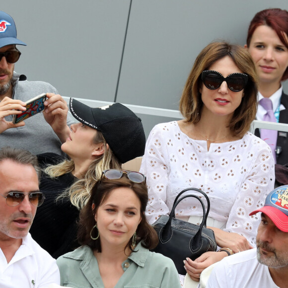 Marion Cotillard et son compagnon Guillaume Canet, Elsa Zylberstein, Jean Dujardin et sa femme Nathalie Péchalat, Gilles Lellouche, Clovis Cornillac et sa femme Lilou Fogli - People dans les tribunes lors de la finale messieurs des internationaux de France de tennis de Roland Garros 2019 à Paris le 9 juin 2019. © Jacovides-Moreau/Bestimage