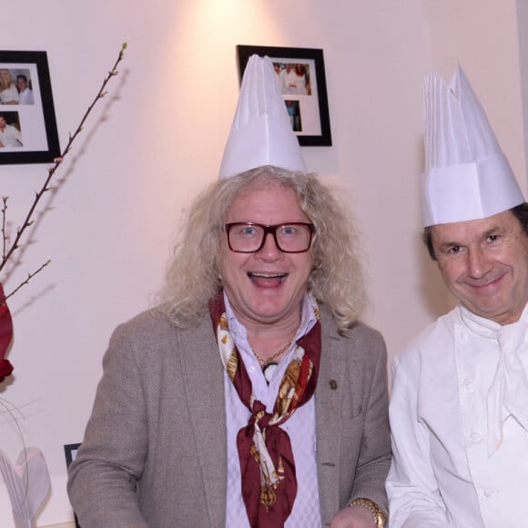 Exclusif - Pierre-Jean Chalençon et le chef Christophe Leroy lors de la soirée Crêpes Party chez Christophe Leroy à Paris, France, le 4 février 2020. Le chef C.Leroy a retrouvé le chemin des fourneaux et l'envie de cuisiner et de faire à manger. C'est dorénavant dans un appartement privé, situé non loin de l'avenue des Champs-Élysées; qu'il a posé ses valises et créer son Leroy Club ou il organise des soirées pour particuliers ou des sociétés, des dîners privés, des brunchs en comité réduit. Il se déplace aussi en chef privé chez ses clients fidèles pour leur organiser des diners selon leurs envies. C'est pour fêter l'inauguration de ce nouveau concept qu'il avait convié avec D.Audebert (Le patron de l'agence de celebrity marketing LET ME SEE SAS) plusieurs célébrités autour d'un crêpe party en mode sucré et salée qui a tenu ses promesses de fête et de gastronomie. © Ausset Lacroix-Bellak-LMS/Bestimage