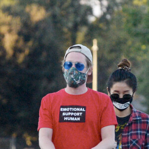 Exclusif - Macaulay Culkin et sa compagne Brenda Song promènent leur chat en poussette dans le rues de Los Angeles. Le 13 octobre 2020.