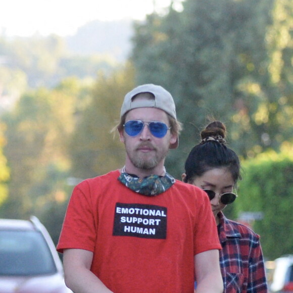 Exclusif - Macaulay Culkin et sa compagne Brenda Song promènent leur chat en poussette dans le rues de Los Angeles. Le 13 octobre 2020.