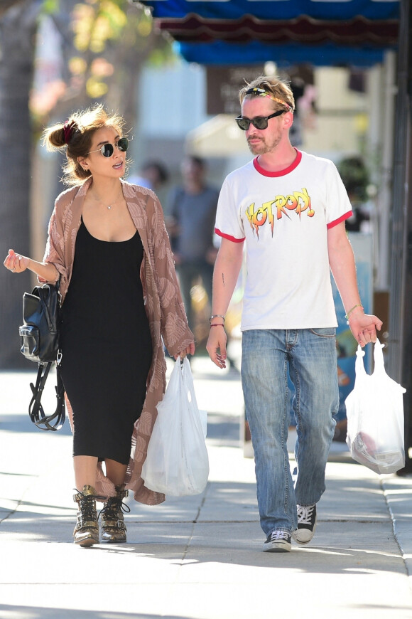Exclusif - Macaulay Culkin et sa compagne Brenda Song sont allés faire du shopping dans les rues de Studio City, le 11 juillet 2019. 