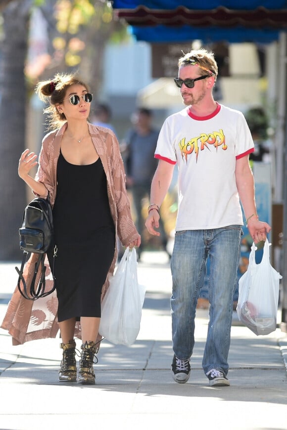 Exclusif - Macaulay Culkin et sa compagne Brenda Song sont allés faire du shopping dans les rues de Studio City.