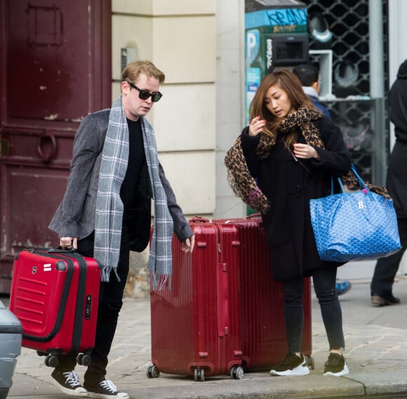 Exclusif - Macaulay Culkin et sa compagne Brenda Song quittent leur appartement parisien pour se rendre à l'aéroport Roissy CDG le 2 janvier 2019 