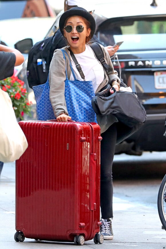 Exclusif - Macaulay Culkin et sa compagne Brenda Song arrivent à New York le 26 aout 2018. 