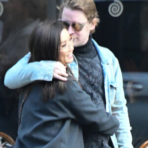 Exclusif - Macaulay Culkin et sa compagne Brenda Song et Seth Green et sa femme Clare Grant se promènent dans les rues de Paris, le 24 novembre 2017.