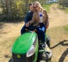 Elodie et Joachim de "Mariés au premier regard" sur un tracteur, avril 2021