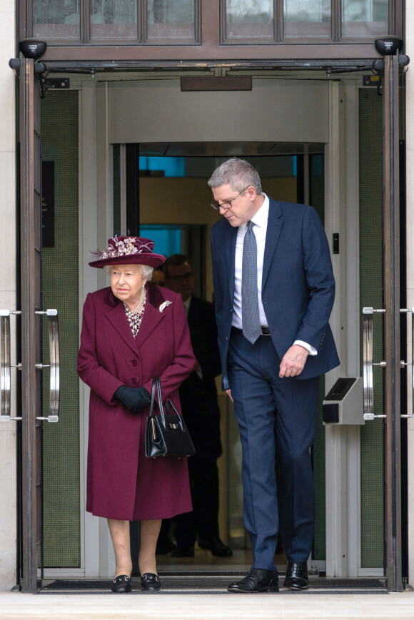 Elizabeth II et son nouveau Lord Chamberlain, l'ancien chef du MI5 Andrew Parker, le 25 février 2019.