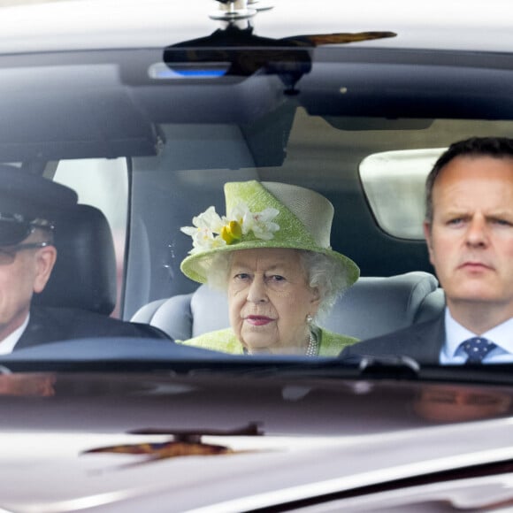 La reine Elisabeth II d'Angleterre quitte les commémorations du centenaire de la Royal Australian Air Force au CWGC Air Forces Memorial à Runnymede pour rentrer au château de Windsor, Royaume Uni.