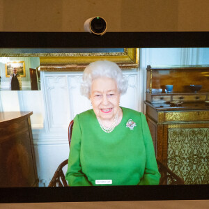 La reine Elizabeth II apparaît sur un écran par vidéoconférence du château de Windsor, où elle est en résidence, lors d'une audience virtuelle pour recevoir l'ambassadeur de Belgique Bruno van der Pluijm et Hildegarde Van de Voorde qui ont assisté au palais de Buckingham, à Londres. Le 18 décembre 2020.