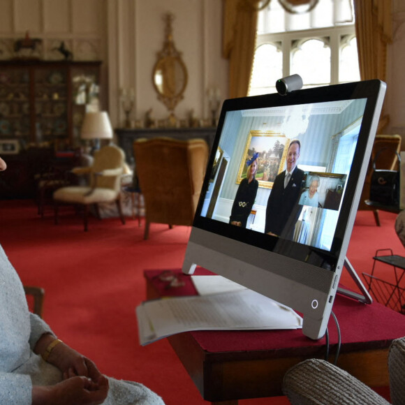 La reine Elisabeth II d'Angleterre rencontre les ambassadeurs en visio conférence, elle est au chateau de Windsor alors qu'ils sont reçus à Buckingham à Londres. Le 4 décembre 2020. © Buckingham Palace via Bestimage