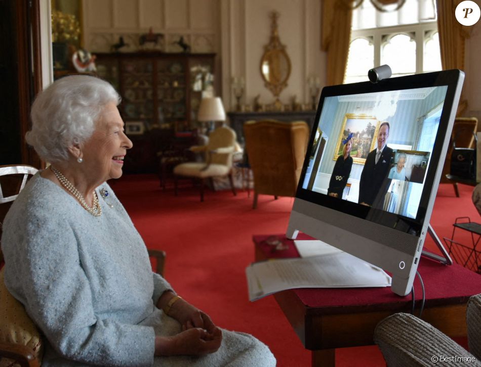 La Reine Elisabeth Ii D Angleterre Rencontre Les Ambassadeurs En Visio Conference Elle Est Au Chateau De Windsor Alors Qu Ils Sont Recus A Buckingham A Londres Purepeople