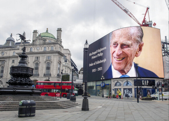 Les Anglais viennent rendrent hommage au prince Philip, duc d'Edimbourg devant les grilles de Buckingham Palace à Londres le 11 avril 2021.