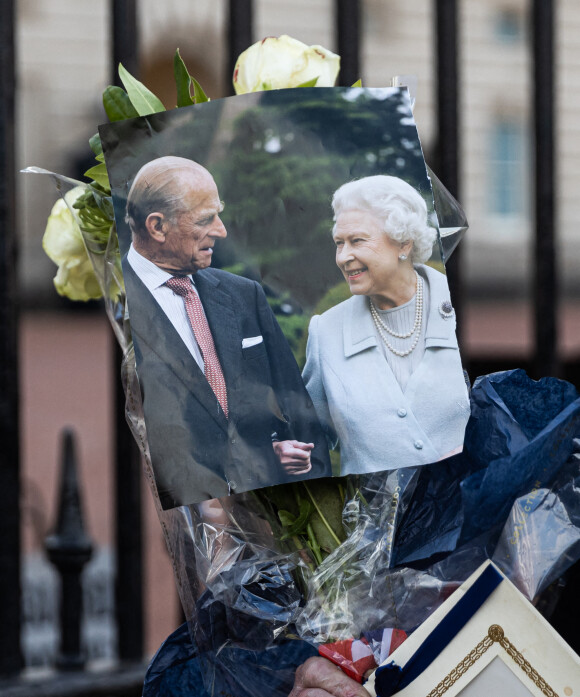 De nombreux hommages, des fleurs et des mots ont été déposés devant le palais de Buckingham à Londres, suite au décès du prince Philip, duc d'Edimbourg. Le 9 avril 2021