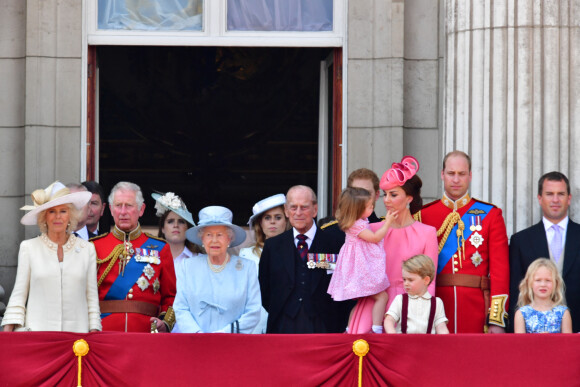 Camilla Parker-Bowles, duchesse de Cournouailles, Le prince Charles, prince de Galles, La reine Elisabeth II d'Angleterre, le prince Philip, duc d'Edimbourg, Catherine Kate Middleton, duchesse de Cambridge, la princesse Charlotte, le prince George et le prince William, duc de Cambridge - La famille royale d'Angleterre au balcon du palais de Buckingham pour assister à la parade "Trooping The Colour" à Londres le 17 juin 2017.