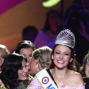 Laury Thilleman, Delphine Wespiser, Sylvie Tellier, Alain Delon - Delphine Wespiser devient la nouvelle Miss France. Brest. Le 3 décembre 2011.