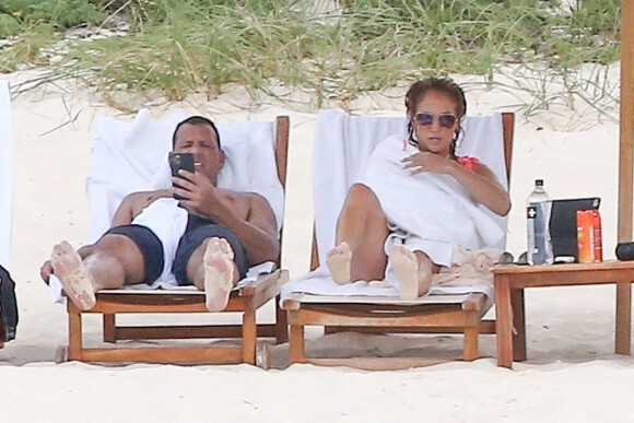 Exclusif - Jennifer Lopez et Alex Rodriguez passent de jolies vacances sous le soleil des Îles Turks et Caïques au Bahamas, le 19 septembre 2020.