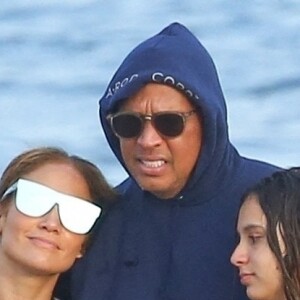 Exclusif - Jennifer Lopez et Alex Rodriguez passent la journée à la plage avec leurs enfants respectifs Emme, Maximilian, Natasha et Ella sous le soleil des Hamptons. Jennifer vient de fêter ses 51 ans en famille. Le 25 juillet 2020.