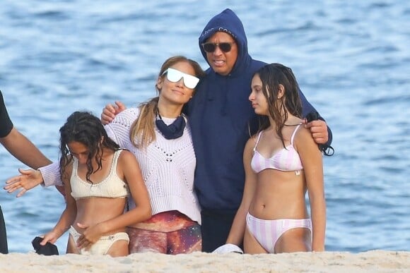 Exclusif - Jennifer Lopez et Alex Rodriguez passent la journée à la plage avec leurs enfants respectifs Emme, Maximilian, Natasha et Ella sous le soleil des Hamptons. Jennifer vient de fêter ses 51 ans en famille. Le 25 juillet 2020.
