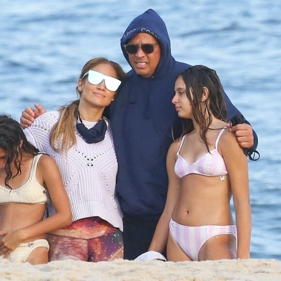 Exclusif - Jennifer Lopez et Alex Rodriguez passent la journée à la plage avec leurs enfants respectifs Emme, Maximilian, Natasha et Ella sous le soleil des Hamptons. Jennifer vient de fêter ses 51 ans en famille. Le 25 juillet 2020.