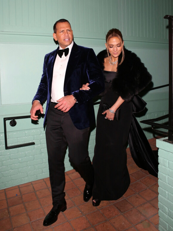 Jennifer Lopez et Alex Rodriguez quittent le restaurant en tenue de soirée, après la cérémonie des "Screen Actors Guild Awards" à Los Angeles, le 19 janvier 2020. 