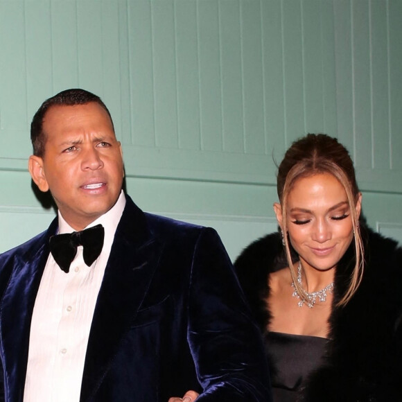 Jennifer Lopez et Alex Rodriguez quittent le restaurant en tenue de soirée, après la cérémonie des "Screen Actors Guild Awards" à Los Angeles, le 19 janvier 2020. 