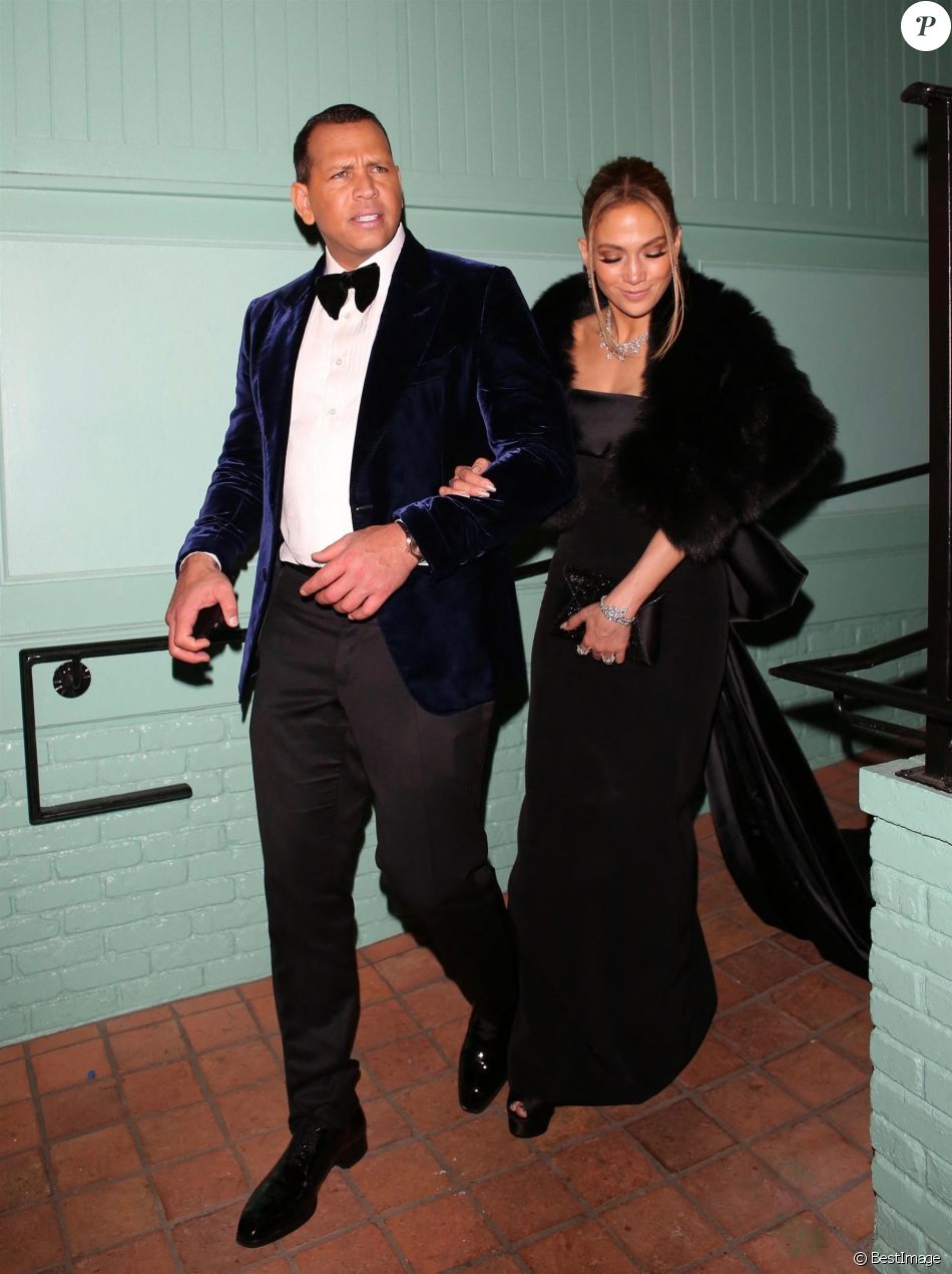 Jennifer Lopez et Alex Rodriguez quittent le restaurant en tenue de soirée, après la cérémonie des "Screen Actors Guild Awards" à Los Angeles, le 19 janvier 2020.