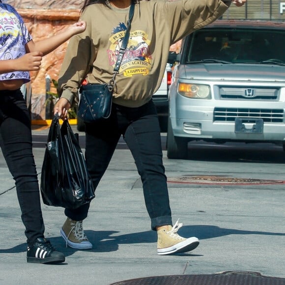 Exclusif - Christina Milian, enceinte et accompagnée de sa fille Violet, fait le plein d'essence dans une station service de Los Angeles, le 15 avril 2021.