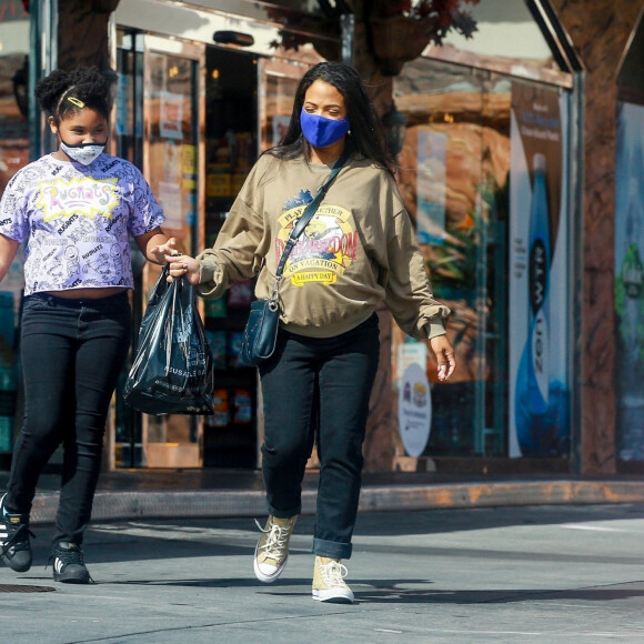 Exclusif - Christina Milian, enceinte et accompagnée de sa fille Violet, fait le plein d'essence dans une station service de Los Angeles, le 15 avril 2021.