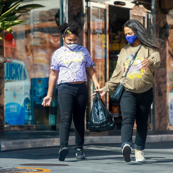 Exclusif - Christina Milian, enceinte et accompagnée de sa fille Violet, fait le plein d'essence dans une station service de Los Angeles, le 15 avril 2021.