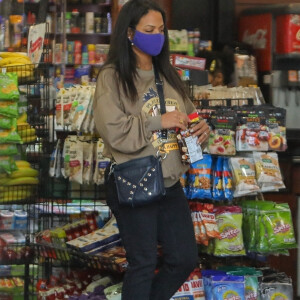 Exclusif - Christina Milian, enceinte et accompagnée de sa fille Violet, fait le plein d'essence dans une station service de Los Angeles, le 15 avril 2021.