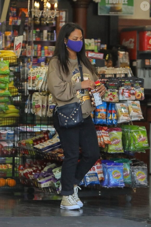 Exclusif - Christina Milian, enceinte et accompagnée de sa fille Violet, fait le plein d'essence dans une station service de Los Angeles, le 15 avril 2021.