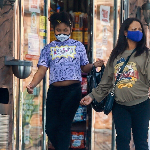 Exclusif - Christina Milian, enceinte et accompagnée de sa fille Violet, fait le plein d'essence dans une station service de Los Angeles, le 15 avril 2021.