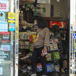 Exclusif - Christina Milian, enceinte, fait le plein d'essence dans une station service de Los Angeles, le 15 avril 2021.