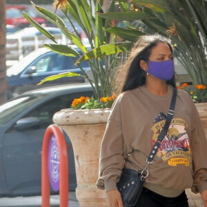 Exclusif - Christina Milian, enceinte, fait le plein d'essence dans une station service de Los Angeles, le 15 avril 2021.