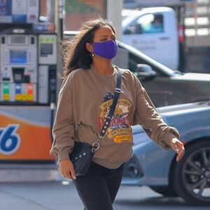 Exclusif - Christina Milian, enceinte, fait le plein d'essence dans une station service de Los Angeles, le 15 avril 2021.