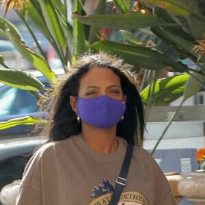 Exclusif - Christina Milian, enceinte, fait le plein d'essence dans une station service de Los Angeles, le 15 avril 2021.