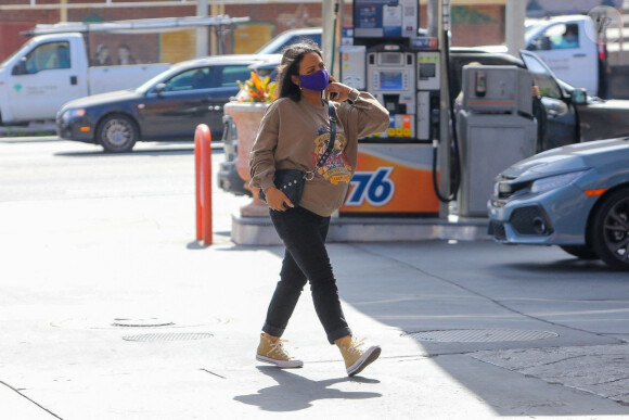 Exclusif - Christina Milian, enceinte, fait le plein d'essence dans une station service de Los Angeles, le 15 avril 2021.