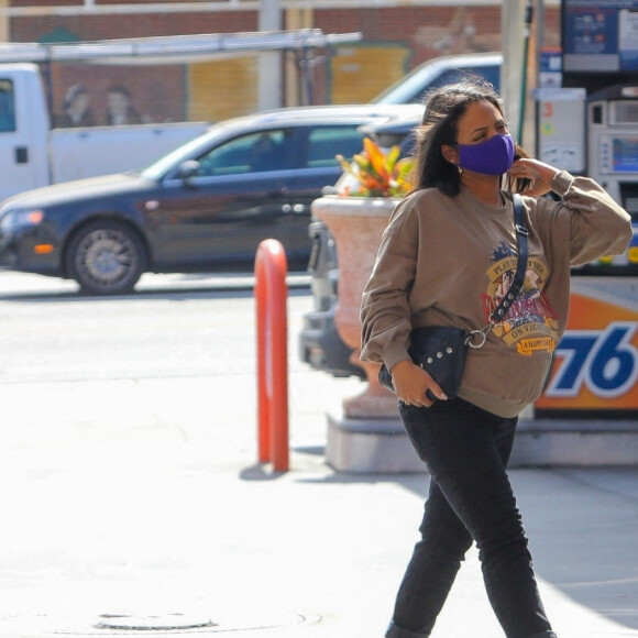 Exclusif - Christina Milian, enceinte, fait le plein d'essence dans une station service de Los Angeles, le 15 avril 2021.