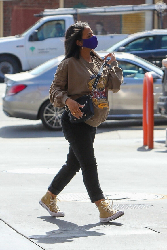 Exclusif - Christina Milian, enceinte, fait le plein d'essence dans une station service de Los Angeles, le 15 avril 2021.