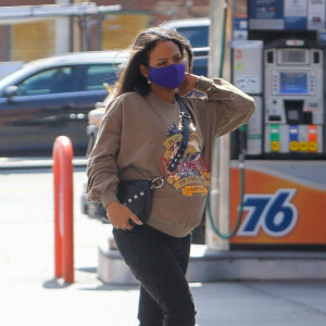 Exclusif - Christina Milian, enceinte, fait le plein d'essence dans une station service de Los Angeles, le 15 avril 2021.