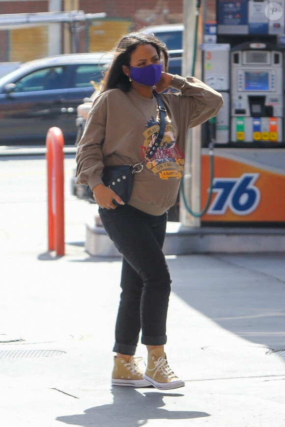 Exclusif - Christina Milian, enceinte, fait le plein d'essence dans une station service de Los Angeles, le 15 avril 2021.