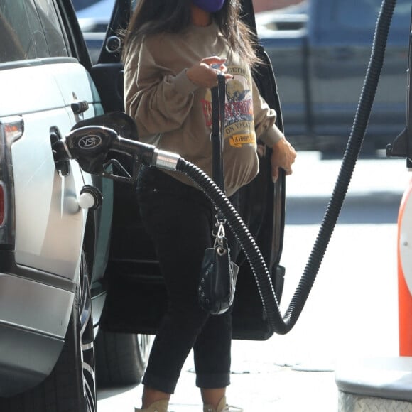 Exclusif - Christina Milian, enceinte, fait le plein d'essence dans une station service de Los Angeles, le 15 avril 2021.