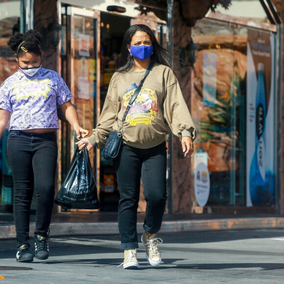 Exclusif - Christina Milian, enceinte et accompagnée de sa fille Violet, fait le plein d'essence dans une station service de Los Angeles, le 15 avril 2021.
